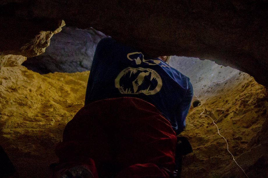 Jaskinie i poszukiwania podziemnych przestępców na Joe Monster - speleologia, jaskiniowcy