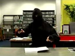 Ninja chroniący ciszę w bibliotece