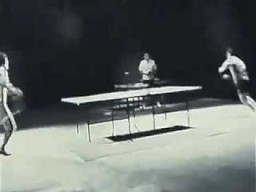 Bruce Lee gra w ping ponga za pomocą nunczaku