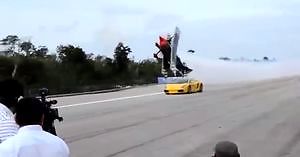 Niski przelot samolotem nad Lamborghini