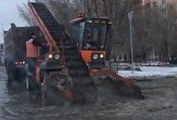 Sprzątanie śniegu na drodze w Rosji