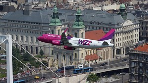 Airbus A-321 linii WizzAir przelatuje nisko nad Dunajem w Budapeszcie