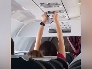 Pasażerka bez skrępowania suszy gacie w samolocie