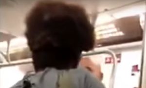 Gościu szuka guza w metrze