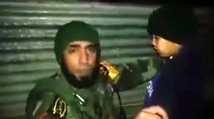 Iracki żołnierz zdejmuje pas szahida z siedmiolatka