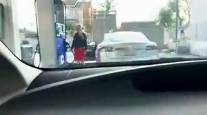 Kobieta próbuje zatankować samochód... elektryczny