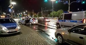 Radiowóz na sygnale rozbija dwa auta, kara - pouczenie