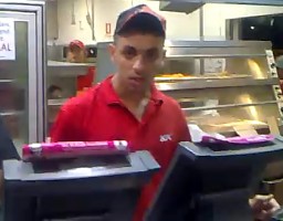 Reakcja muzułmanina pracującego w KFC na pytanie: czy macie bekon?