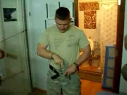 Amerykański żołnierz gra w "dumbass"