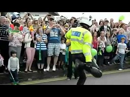 Tańczący policjant na otwarciu Igrzysk w Londynie