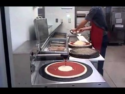 Ciekawy sposób nakładania sosu na pizze
