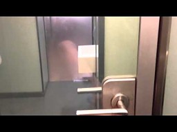 Przejrzyste drzwi do toalety