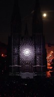 Genialna animacja na fasadzie gotyckiej katedry w Pradze   