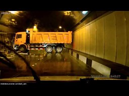 "Drift" ciężarówką w tunelu