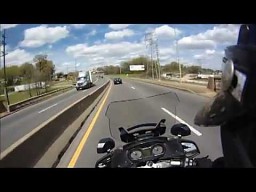 Policjant na motocyklu za osobówką!