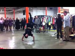 Nowojorski policjant w walce breakdance