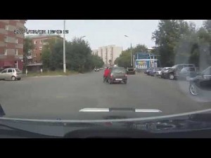 Kobieta próbuje zatrzymać samochód