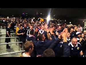 Szkoccy fani opuszczają Stadion Narodowy