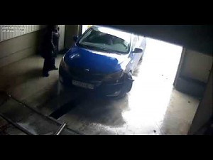 Kobieta pokazuje jak się wyjeżdża z garażu 