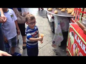 Turecki sprzedawca lodów trolluje dzieciaka w Turcji