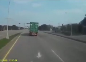 Źle załadowana ciężarówka na zakręcie