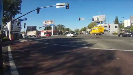 Motocyklista upomniał kierowcę aby odłożył telefon