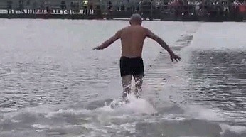 Mnich z Shaolin biegnie po "wodzie"
