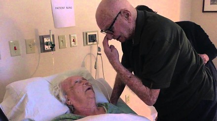 92-letni mąż śpiewa swojej umierającej żonie piosenkę