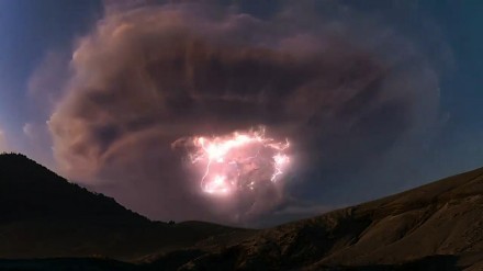 Zeus się wkurzył, czyli imponująca burza nad wulkanem