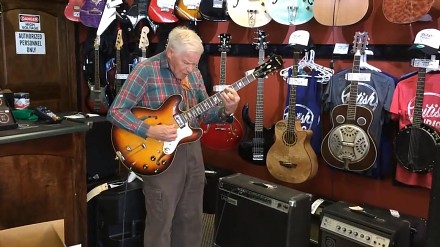 81-latek daje świetny popis gitarowy w sklepie