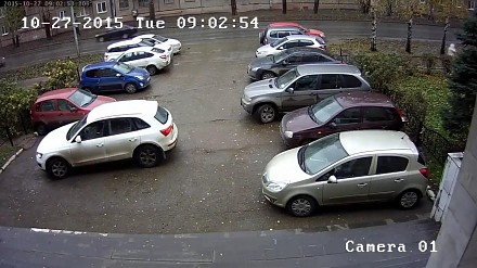 Kobieta w swoim stylu wyjeżdża z parkingu