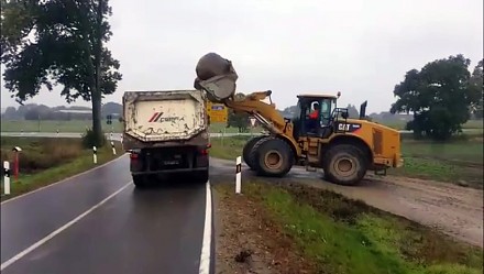 Jak ładować kamień na ciężarówkę?
