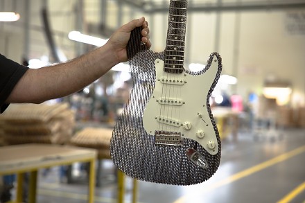 Fender zrobił gitarę z kartonu