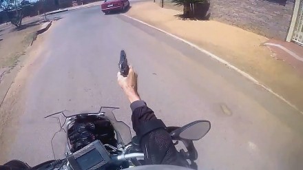 Pościg policjanta na motocyklu za przestępcą w RPA