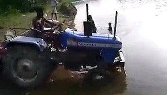 Przejazd ciągnikiem przez rzekę