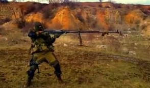 Rosyjski strzelec ze sprzętem godnym Rambo