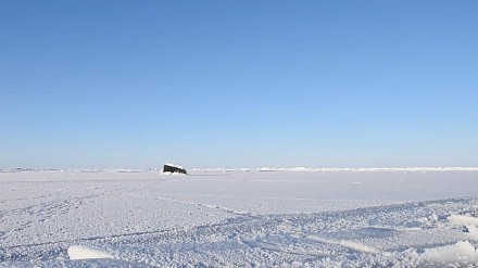 Okręt podwodny wynurza się w Arktyce