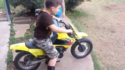 Jak jeździć na motorku? Lekcja dla młodego człowieka