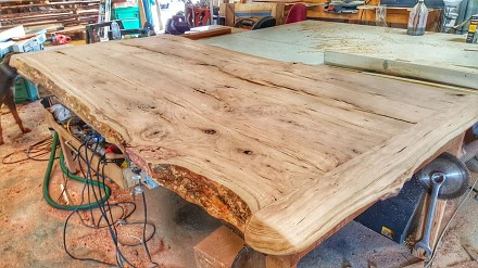 Klimatyczny drewniany stół - od drzewa po efekt końcowy