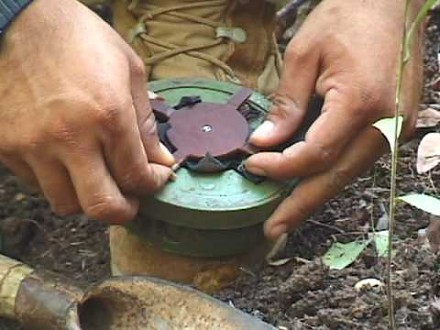Ręczne rozbrajanie min przeciwpiechotnych