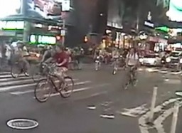 Nowojorski policjant atakuje rowerzystę
