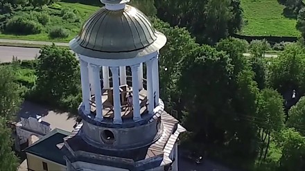 Szybki numerek na wieży cerkwii w Rosji nagrany za pomocą drona