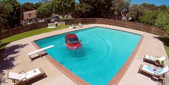 Mycie samochodu w basenie