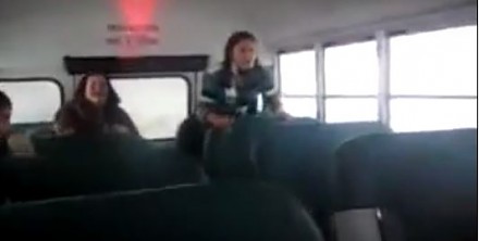 Ta dziewczyna udowodni ci, dlaczego w każdym autobusie powinny być pasy bezpieczeństwa
