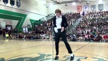 Nastolatek przywraca Michaela Jacksona do życia na szkolnym boisku