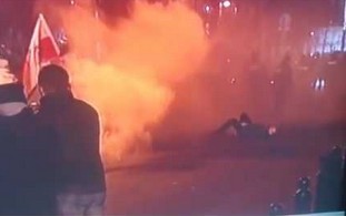 Mężczyzna specjalnie podkłada się pod gaz i kamerę podczas manifestacji