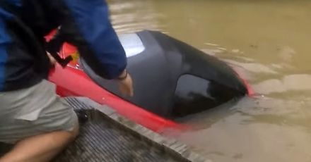 Ratowanie kobiety uwięzionej w tonącym aucie podczas powodzi