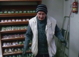 Pan Stasiu opowiada dowcip o wieśniaku, który próbuje sprzedać w mieście jajka