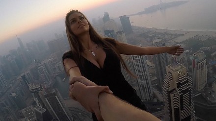 Odważna i piękna Rosjanka szaleje na szczytach wieżowców w Dubaju
