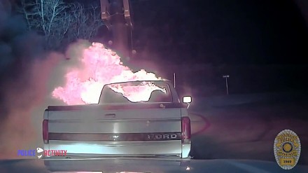 USA: Policjant pomaga usunąć palący się samochód sprzed restauracji